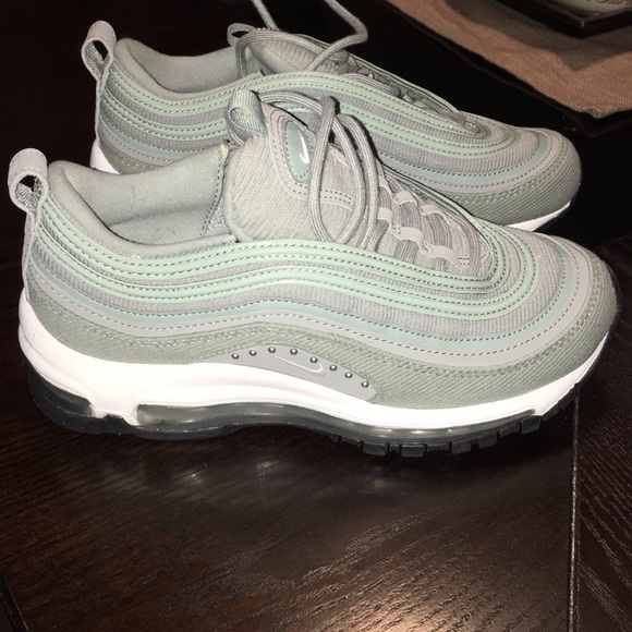 Nike Shoes - Nike Air max size 6 big kids